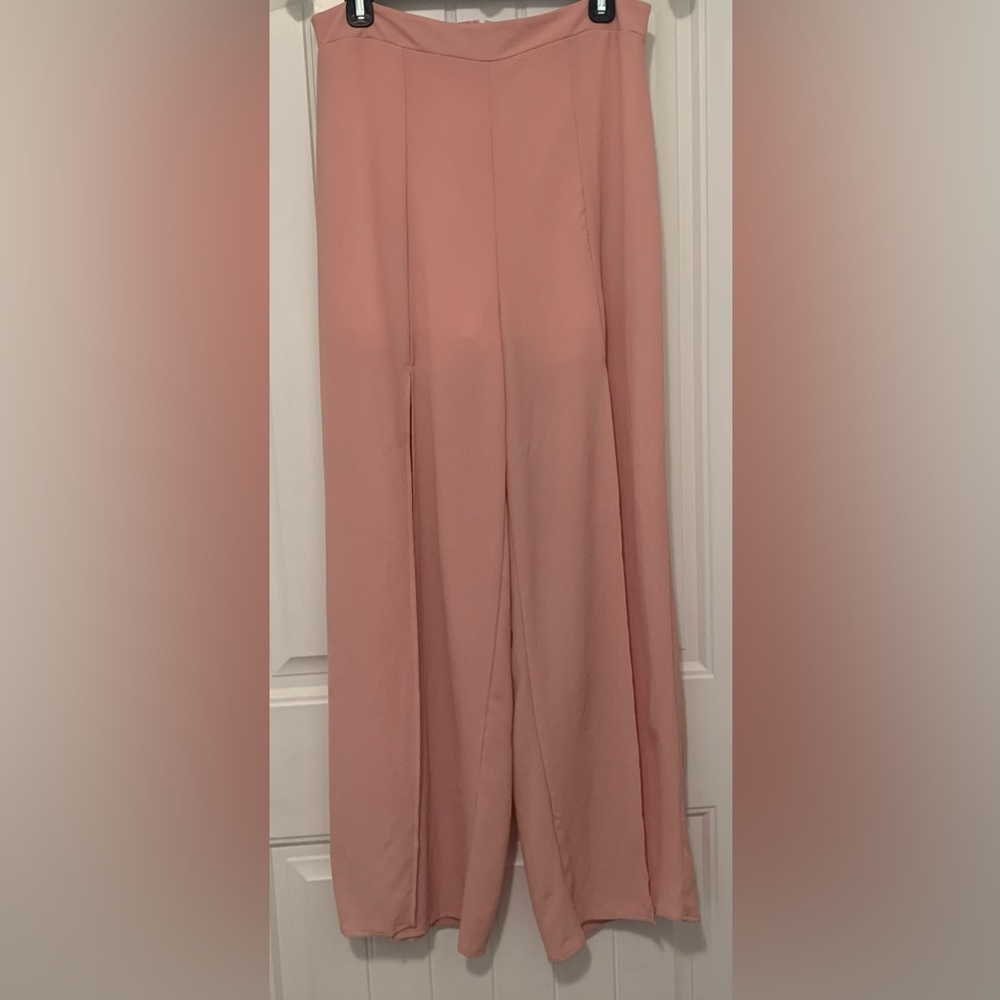 🔥2/$20🔥 NWOT Pink flowy pants with splits on front of legs.